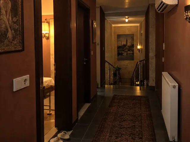 Halılı, apliklerle aydınlanan uzun koridor — Sultangazi, Masaj Salonun